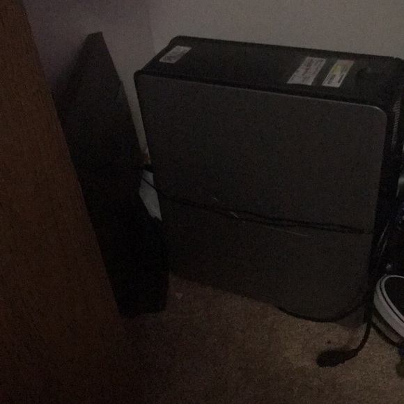 Dell Desktop is in working condition it’s size is 31.4 centimeters then is grey. - Picture 4 of 5